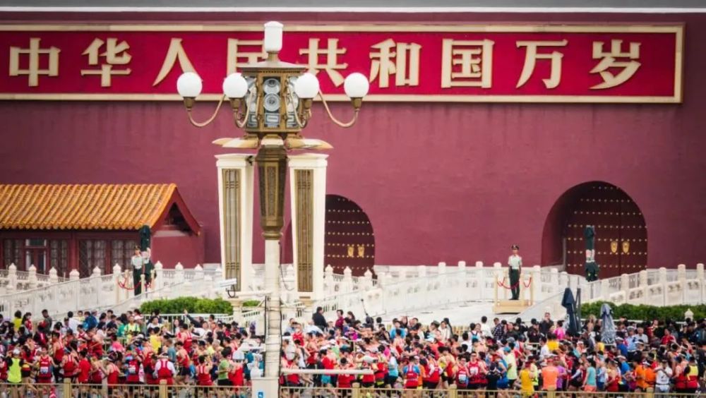 本届北影节电影票价格从几十到上百元不等，在这场抢票大战中，一位金牛座的;土豪级影迷脱颖而出！开票不到40分钟抢到80多张电影票，花费近6000多元，看来为了享受北影节;宝宝表示不差钱